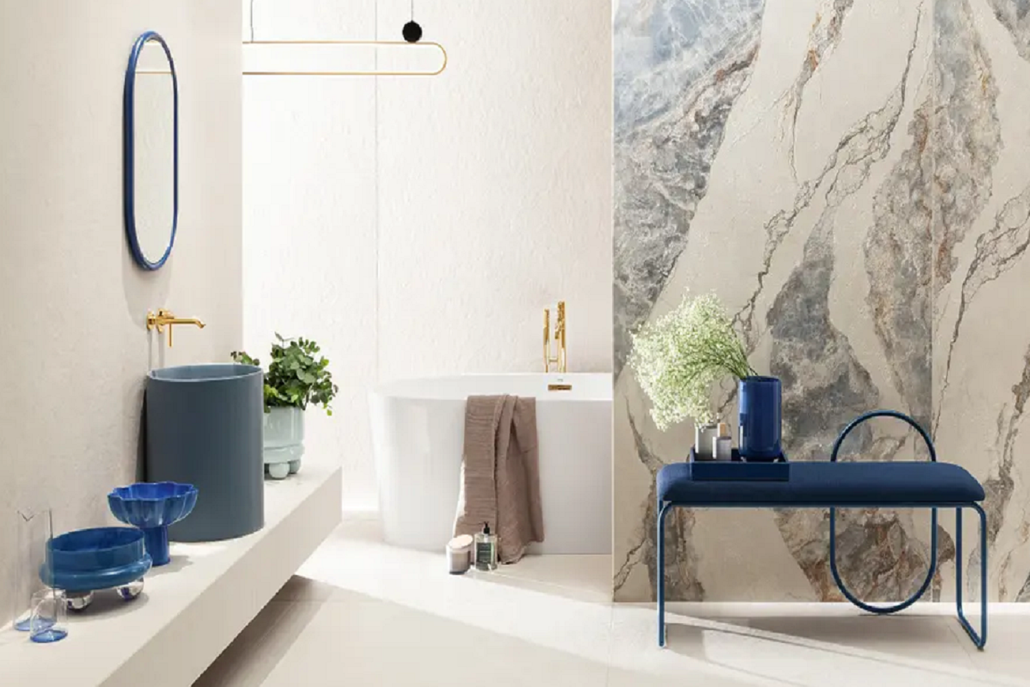 Elegancka łazienka w stylu modern z granatowymi akcentami